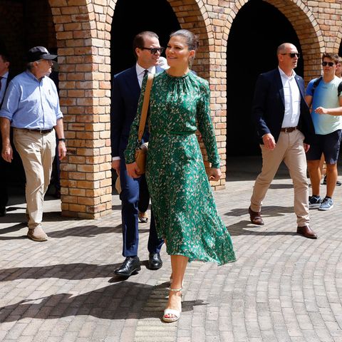 Für den Besuch der Hamilton Gardens in Neuseeland setzt Prinzessin Victoria auf einen altbewährten Look. Das H&M-Kleid aus der "Conscious Collection" trug sie bereits 2018. Sie kombiniert dazu weiße Wedges von Valentino und eine Cross-Body-Tasche.