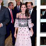 Für die Verleihung der nationalen Kulturpreise trägt Königin Letizia ein pastellfarbenes Blumenkleid von Temperley London. Besonderer Hingucker sind ihre Ohrringe, die die Farben ihres Kleides aufgreifen. Auch bei ihren restlichen Accessoires orientiert sie sich farblich an ihrem Kleid und wählt einen schlichten Puderton.