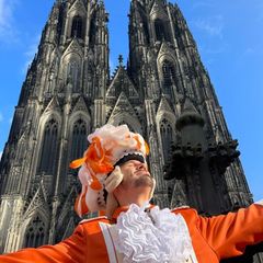 Karneval: Thore Schölermann vorm Kölner Dom