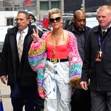 Pink hat ihre neue Platte "Trustfall" gelauncht und ist seitdem auf großer Promo-Tour, die auch modisch einige Highlights bereithält. Während sie sich tagsüber noch lässig mit Baggy-Hose, Regenbogen-Pullover und großer Gliederkette zeigt, ist ihr Look am Abend wesentlich glamouröser. 