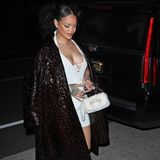 Mit der Verkündung ihrer zweiten Schwangerschaft beim Super Bowl hat Rihanna für Furore in der Fashion-Welt gesorgt, reformierte sie die klassische Umstandsmode während ihrer ersten Schwangerschaft. Bei Baby Nummer zwei geht es mindestens genau so stylisch und freizügig weiter: Im weißen Neckholder-Dress, mit einer Fur-Tasche, einem schwarzen Mantel und Heels von Louboutin ist die Sängerin auf dem Weg zu ihrer Geburtstagsparty. 