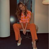 Auch wenn es draußen noch etwas kalt sein mag, ist bei Jana Azizi bereits der Frühling im Kleiderschrank eingezogen. In orangefarbener Jeans und knalliger Bluse mit sommerlichem Blumenprint zeigt sie sich auf ihrem neuesten Instagramfoto. Bei diesem Look ist gute Laune garantiert!