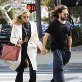 Bereits vier Jahre sind Heidi Klum und Tom Kaulitz verheiratet. Bei einem kleinen Shopping-Date in Beverly Hills feiern die beiden ihren Hochzeitstag. Während Tom eine lässige Hose und ein weites Shirt trägt, wirft sich Heidi in eine enge Schlaghose und einen hellen Mantel. Dazu kombiniert das Model eine Tasche von Valentino.
