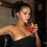 Dieses Foto wollte Selena Gomez ihren Fans eigentlich vorenthalten, doch sie entschied sich nun dazu, es erneut auf Instagram zu posten. Zum Glück, denn der sexy Schnappschuss macht sofort Lust auf eine Date Night mit leckeren Drinks. 