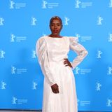 Ein Traum in Weiß: Die Schauspielerin Girley Charlene Jazama trägt ein schimmernd weißes Brautkleid im Rahmen der Berlinale. Das Kleid der Marke kisui Berlin ist ein Blickfang und macht das Tragen von vielen Accessoires unnötig.