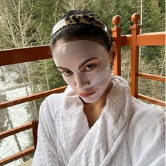 Camila Mendes weiß, wie man richtig entspannt. Bei einem kleinen Ausflug in die Berge Kanadas lässt die Schauspielerin ihre Seele baumeln. Eine Gesichtsmaske darf dabei selbstverständlich nicht fehlen!