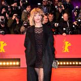 Mit Spitzen-Minidress, kuscheligem Mantel und dazu DocMartens wählt Heike Makatsch für die "Tár"-Premieren einen extralässigen Red-Carpet-Look.