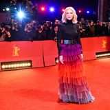 Glamouröser kann ein Red-Carpet-Auftritt wirklich kaum sein: Bei der Premiere ihres neuen Films "Tár" verzaubert Cate Blanchett die Berliner:innen mit einem eleganten Make-up-Look von Armani Beauty und in einem Tüll-Traum von Givenchy. Und mit diesem farbenfrohen Couture-Look begeistert sie nicht zum ersten Mal, das Kleid trug die Oscarpreisträgerin bereits 2018 in Cannes. 