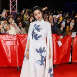 Fan Bingbing bezaubert die vielen Fans am roten Teppich der "Green Night"-Premiere in einem weißen Cape-Look mit floralen Applikationen.