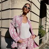 Für Karlie Kloss ist die Sonnenbrille mehr als nur ein Schutz vor der Sonne. Das Model macht das Accessoire zum festen Bestandteil ihres Looks und peppt ihr Outfit mit nur einem kleinen Detail auf. Schließlich passt die eckige Brille in Weiß perfekt zu Karlies pink-weißem Denim-Style.