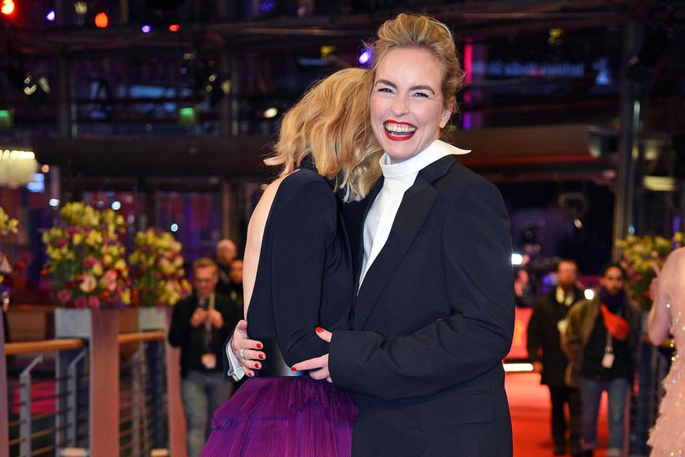 Cate Blanchett und Nina Hoss verstehen sich ganz offensichtlich nicht nur im Film. Die beiden Tár-Stars spaßen gemeinsam auf dem roten Teppich der Berlinale und liegen sich lachend in den Armen. 