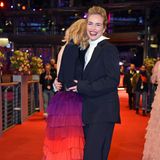 Cate Blanchett und Nina Hoss verstehen sich ganz offensichtlich nicht nur im Film. Die beiden Tár-Stars spaßen gemeinsam auf dem roten Teppich der Berlinale und liegen sich lachend in den Armen. 
