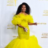 Wie auch Viola Davis setzt Angela Bassett in diesem Jahr auch auf ein knalliges Gelb. Der dramatische Tülltraum stammt von Giambattista Valli, ihr Schmuck von De Beers.