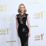 Filmgöttin und Stil-Ikone: Cate Blanchett glitzert auf dem roten Teppich der Screen Actors Guild Awards im Paillettenkleid mit Spitze von Armani Privé verführerisch.