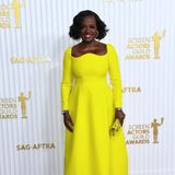 Viola Davis könnte in ihrem neongelben Valentino-Kleid kaum schöner strahlen.