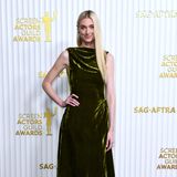 Nicht nur schwarze Samt-Looks liegen derzeit im Trend, auch in anderen Farben leuchtet der edle Stoff auf den roten Teppichen besonders schön. So wie hier bei "The Crown"-Star Elizabeth Debicki in Gelbgrün.