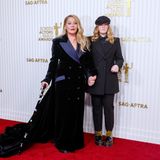 Partnerlook im Anzug: Christina Applegate und ihre Tochter Sadie Grace LeNoble laufen gemeinsam über den roten Teppich.