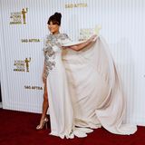 Ashley Park bezaubert auf dem roten Teppich der SAG Awards in einem Couture-Traum mit XXL-Cape von Elie Saab.