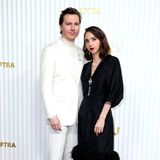 Style-Paar in Weiß und Schwarz: Paul Dano und Zoe Kazan