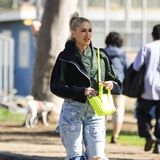 Während eines Spaziergangs in LA hat sich Gwen Stefani für einen entspannten Look entschieden.  Zu einer grün-blauen Bomberjacke kombiniert sie eine zerrissene Jeans. Außergewöhnlich ist ihr Schuhwerk: Für das eher schlichte Outfit wählt sie beigefarbene Gummistiefel. 