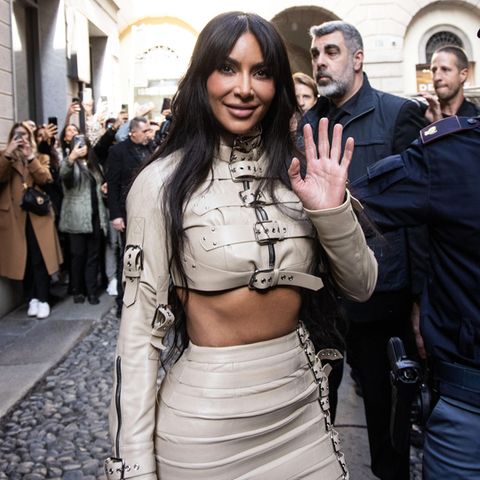 Vor der Show von Dolce & Gabbana besucht Kim Kardashian noch den Store des Designer-Duos in Mailand. Wieviel Trubel dabei herrscht, und wie wichtig die Security an solchen Tagen ist, lässt sich hier gut erahnen.