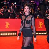 Für den letzten Look der Berlinale hüllt sich die Schauspielerin und das Jury-Mitglied Kristen Stewart in einen Hauch von Nichts. Das schwarze Kleid mit strategisch platzierten Taschen und die Boots sind von Chanel.