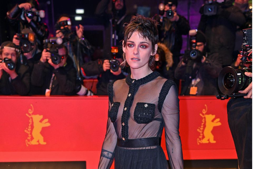 Für den letzten Look der Berlinale hüllt sich die Schauspielerin und das Jury-Mitglied Kristen Stewart in einen Hauch von Nichts. Das schwarze Kleid mit strategisch platzierten Taschen und die Boots sind von Chanel.