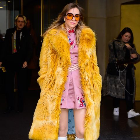 Auch in ihrem zweiten Look sieht Suki aus, als wäre sie direkt vom Laufsteg zu den Aufzeichnungen der "Today Show" in New York gekommen. Im rosa Minikleid und mit weißen Stiefeln und Retrosonnenbrille landet sie einen modischen Volltreffer. Auch hier gibt es einen klaren Hingucker: der voluminöse Fake-Fur-Mantel im 70's-Style.