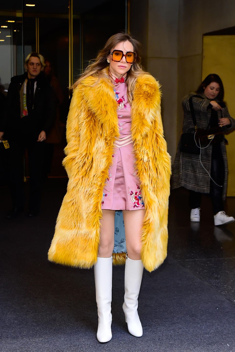 Auch in ihrem zweiten Look sieht Suki aus, als wäre sie direkt vom Laufsteg zu den Aufzeichnungen der "Today Show" in New York gekommen. Im rosa Minikleid und mit weißen Stiefeln und Retrosonnenbrille landet sie einen modischen Volltreffer. Auch hier gibt es einen klaren Hingucker: der voluminöse Fake-Fur-Mantel im 70's-Style.
