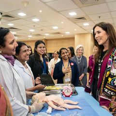 Der Besuch im Krankenhaus gestaltet sich als sehr informativ. Prinzessin Mary ist beeindruckt von der Arbeit, die im "All Indian Institute of Medical Sciences" geleistet wird. 