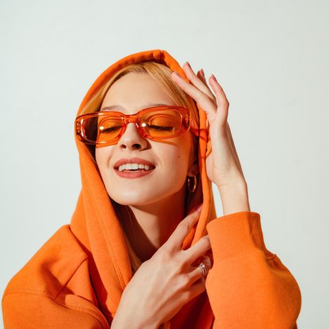 Frau trägt monochromatic Look in Orange