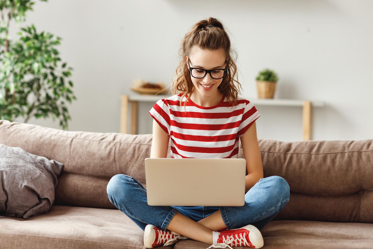 Frau sitzt am Laptop, Ebay