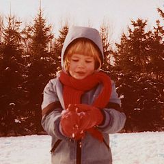 Kommt Ihnen dieses niedliche Schneehäschen bekannt vor? Kleiner Tipp: Das Kinderfoto entstand in einem verschneiten Garten in Rheinberg im Winter 1976/77.