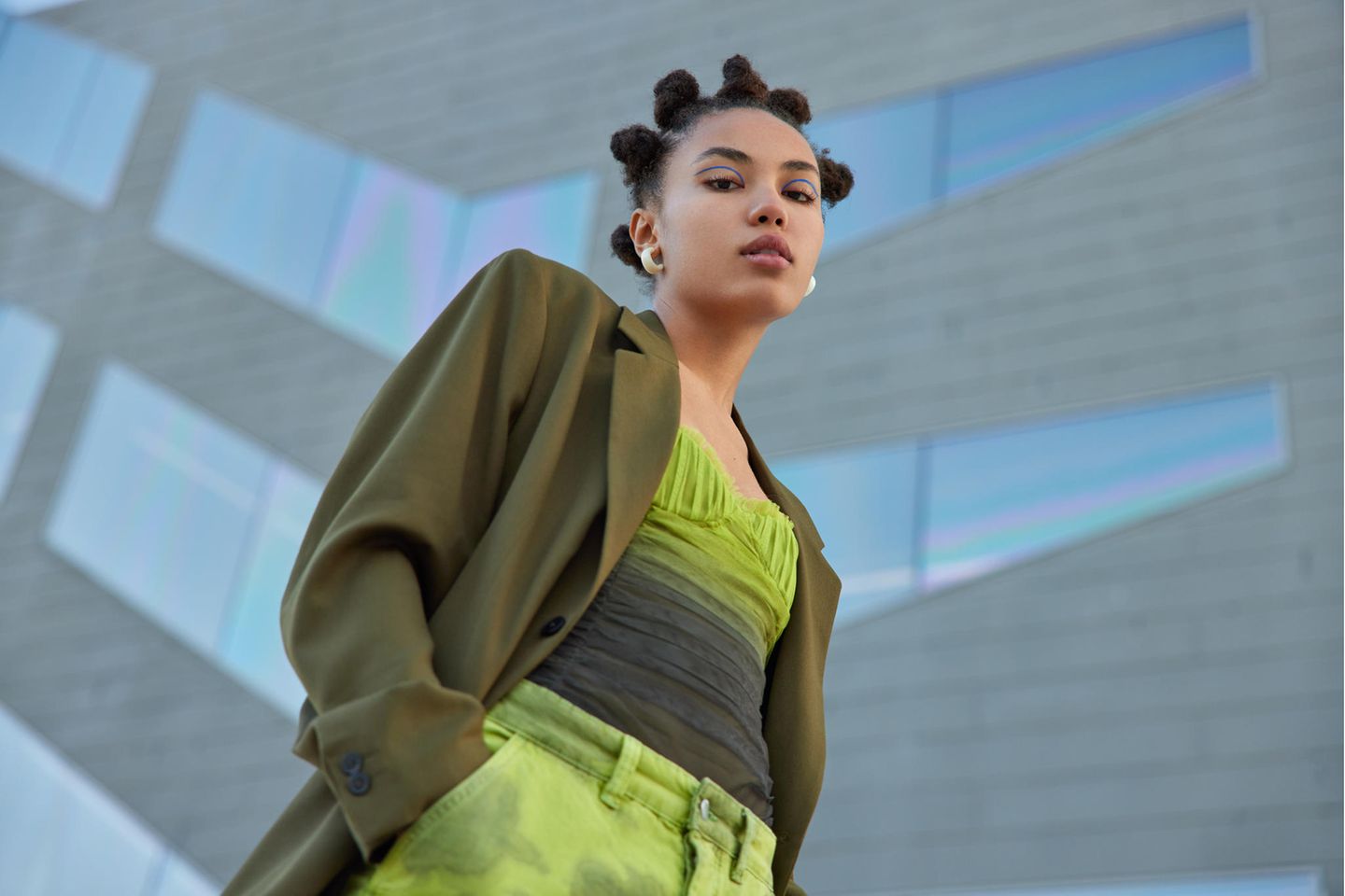 Trendfarbe Grün: Modebewusste junge Frau