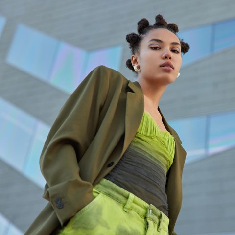 Trendfarbe Grün: Modebewusste junge Frau