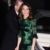 Die Prinzessin von Wales trug ihre Version in leuchtendem Grün am 3. März 2020 in Irland. Das glitzernde Dress mit akzentuierten Schultern in Midilänge und mit Ruffles am Saum verschafft ihr damals einen glamourösen Auftritt.