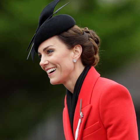 Am 1. März 2023 besuchen Catherine, Princess of Wales, und ihr Mann Prinz William das erste Battalion der Welsh Guards. Dabei präsentiert sich Kate mit einer glamourösen Steckfrisur.