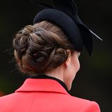 Erst von hinten betrachtet, wird das aufwendige Steck-Kunstwerk erkennbar. In mehreren kleinen Zöpfen ist Kates Haar zu einem großen Chignon gesteckt.