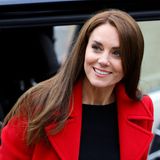 Wellig oder doch lieber glatt? Catherine will sich nicht entscheiden! Muss sie auch gar nicht. Im September 2022 stellt sie einmal mehr unter Beweis, dass ihr auch glatte Haare gut stehen. Der Seitenscheitel ist geblieben, ebenso wie das warme Braun.