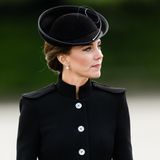 Beim Besuch von Soldaten im Army Training Centre Pirbright trägt Kate die Haare elegant unter einem schwarzen Hut gesteckt. Was von vorne recht unspektakulär wirkt ...