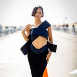 Bauchfrei bezaubert Taylor Russell in einem schwarzen Glamour-Look von Loewe.