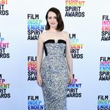 Claire Foy bringt uns mit ihrem silbernen Paillettenkleid von Carolina Herrera schon mal in Glamour-Stimmung.