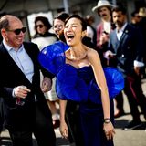 Richtig gute Laune verbreitet Michelle Yeoh in ihrem royalblauen Bustier-Dress mit verspielten Details von Gucci.