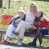 Familie: Michelle Hunziker mit Sole und Celeste im Park