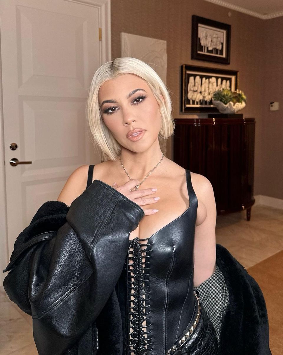 Das nennen wir einen Wow-Effekt! Kourtney Kardashian posiert im Hotelzimmer in Las Vegas und zeigt stolz ihre extreme Haar-Veränderung. Der süße brünette Bob, der bislang in Kontrast zu Kourtneys rockigem Stil stand, ist einem Platinblond gewichen. Jetzt unterstreicht die superhelle Mähne ihren Look. "So gut" – findet auch Kourtney Kardashian selbst.