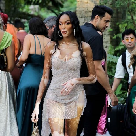 Auch Winnie Harlow darf als Gast bei der Hochzeit von Lele Pons nicht fehlen. Für den besonderen Anlass hat sie sich in Schale geworfen – und zwar für manche Fans zu sehr. Das superkurze und transparente Kleid des Models kommt nämlich nicht bei jedem gut an. "Sollte man nicht eigentlich etwas tragen, mit dem man der Braut nicht die Schau stiehlt?" und "Wow, das ist eine Nummer zu freizügig für meinen Geschmack", heißt es neben vielen Komplimenten auch kritisch in den Kommentaren.