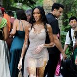 Auch Winnie Harlow darf als Gast bei der Hochzeit von Lele Pons nicht fehlen. Für den besonderen Anlass hat sie sich in Schale geworfen – und zwar für manche Fans zu sehr. Das superkurze und transparente Kleid des Models kommt nämlich nicht bei jedem gut an. "Sollte man nicht eigentlich etwas tragen, mit dem man der Braut nicht die Schau stiehlt?" und "Wow, das ist eine Nummer zu freizügig für meinen Geschmack", heißt es neben vielen Komplimenten auch kritisch in den Kommentaren.