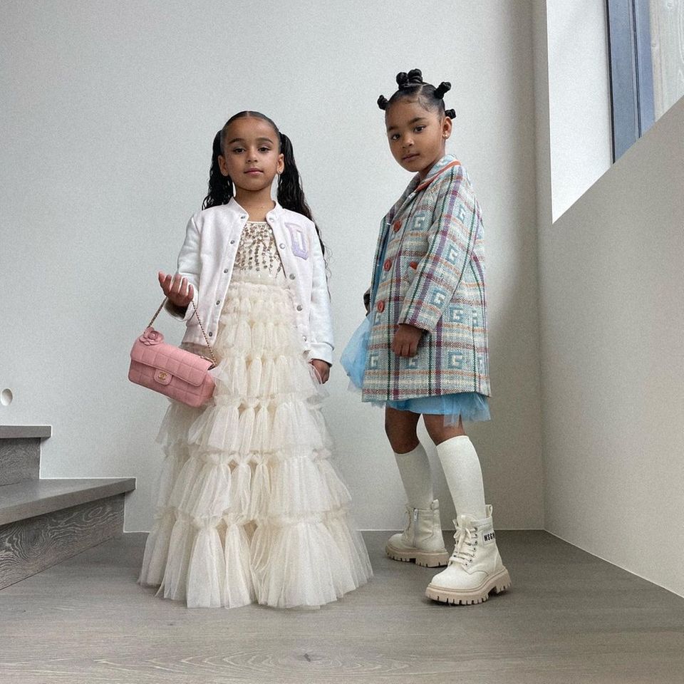 Es ist nur noch eine Frage der Zeit bis Dream Kardashian und True Thompson gemeinsam mit dem Rest ihrer Familie die Front Rows der Fashion Weeks unsicher machen. Bis dahin üben die Kinder von Khloé und Rob Kardashian das Posieren zu Hause. In aufwendigen Tüllkleidern zeigen sich die Kleinen auf dem neusten Instagramfoto von Khloé. Und natürlich wären es nicht die Kinder der Kardashians, wenn nicht mindestens eine der beiden eine Chanel-Tasche in der Hand hätte.