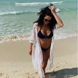 Da scheint jemand seinen Urlaub zu genießen! Mariella Ahrens schickt sommerliche Grüße vom Strand in Dubai. Gut gelaunt schreibt sie dazu: "Für mich heißt es noch 3 Tage Vitamin Sea tanken & Batterien aufladen, bevor es wieder los geht – im Theater an der Kö". Diese Rest-Auszeit scheint die Schauspielerin im schwarzen Bikini, den sie mit einem weißen Strandkimono und Sonnenbrille kombiniert, gut zu nutzen. 