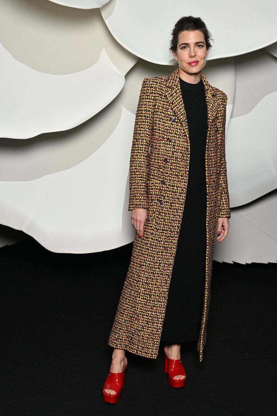 Charlotte Casiraghi bezaubert bei der Chanel Show mit einem langen Tweed-Mantel und roten Lack-Heels. 